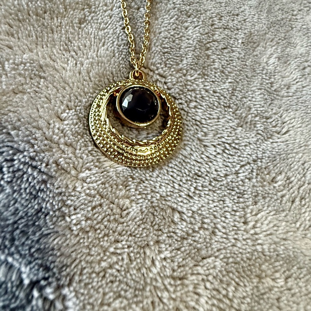 Elegant Gold Pendant Necklace